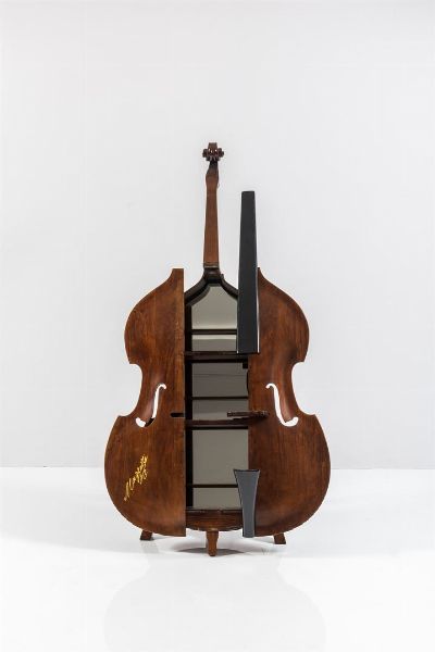 MAZZETTI : Mobile bar in legno di noce a forma di violoncello  interno in vetro specchiato.  Firmato  Anni '60 cm 166x71x58  - Asta Design - Associazione Nazionale - Case d'Asta italiane