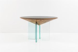PRODUZIONE ITALIANA - Tavolo con piano concavo in legno  sostegni in vetro molato di forte spessore. Anni '70 cm 80x120
