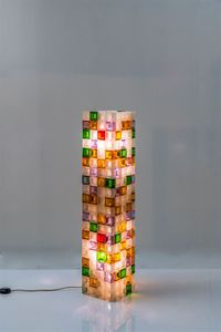 POLI ALBANO - Lampada da terra composta da elementi in vetro colorato stampato di forte spessore. Prod. Poliarte anni '70 cm  [..]