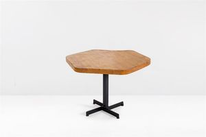 PERRIAND CHARLOTTE - Tavolo con struttura in metallo verniciato  piano in legno di pino. Disegnato per il Resort Les Arcs 1968 ca cm  [..]