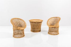 PRODUZIONE ITALIANA - Coppia di poltroncine e tavolino in paglia e bamboo. Anni '80 poltrone cm 78x73x60 tavolino cm 60x74