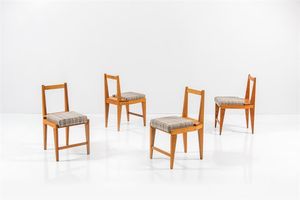 PRODUZIONE ITALIANA - Quattro sedie con struttura in legno chiaro  sedute imbottite rivestite in tessuto. Anni '60 cm 80x42x47