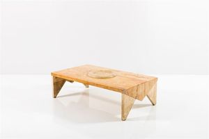 PRODUZIONE ITALIANA - Tavolo basso in travertino con al centro inserito un piatto dello stesso materiale. Anni '60 cm 41x142x80