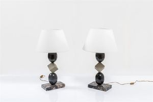 PRODUZIONE ITALIANA - Coppia di lampade da tavolo in marmo nero Marquina e pietra serena. Anni '70 h cm 70