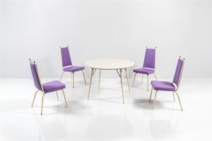 PRODUZIONE ITALIANA - Tavolo con piano in legno laccato  gambe in metallo verniciato con terminali in ottone. Quattro sedie con struttura  [..]