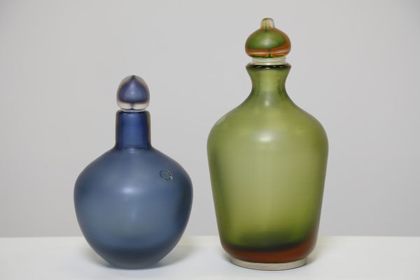 VENINI PAOLO (1895 - 1959) : Coppia di bottiglie con tappo  - Asta 265 VETRI (ONLINE) - Associazione Nazionale - Case d'Asta italiane