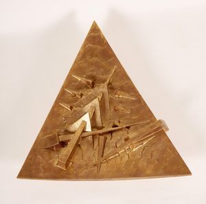 POMODORO ARNALDO (n. 1926) - Piatto triangolare.