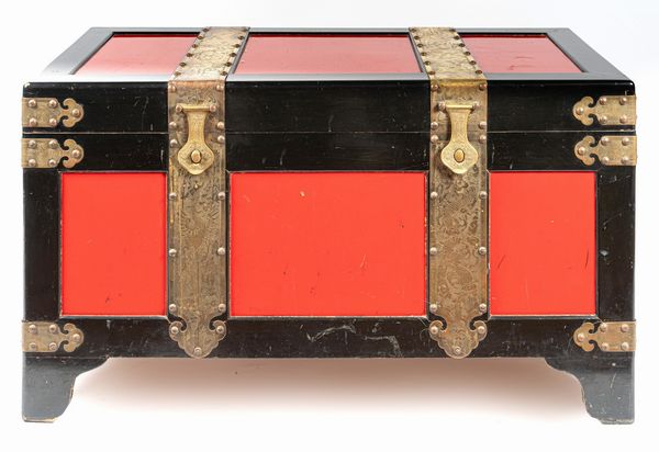 Arte Himalayana : 'Baule tibetano rosso e nero XX secolo '  - Asta ASTA 268 - ARTE ORIENTALE - Associazione Nazionale - Case d'Asta italiane