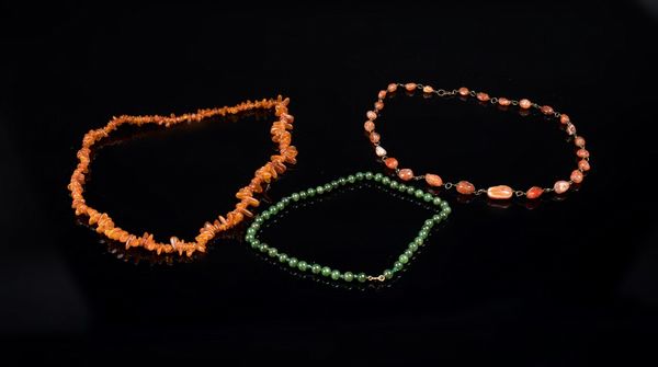 Arte Cinese : Tre collane in ambra, giada e corniola  - Asta ASTA 268 - ARTE ORIENTALE - Associazione Nazionale - Case d'Asta italiane