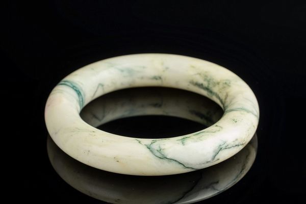 Arte Cinese : Bracciale cinese in marmo bianco con venature verdi  - Asta ASTA 268 - ARTE ORIENTALE - Associazione Nazionale - Case d'Asta italiane