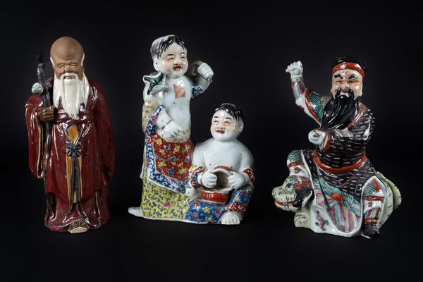 Arte Cinese : 'Tre figure in porcellana smaltata Cina, XX secolo '  - Asta ASTA 268 - ARTE ORIENTALE - Associazione Nazionale - Case d'Asta italiane