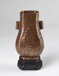 Arte Cinese - 'Vaso in porcellana in forma hu con invetriatura marrone e dorata Cina, dinastia Qing '