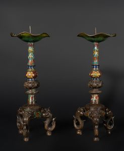 Arte Cinese - 'Coppia di candelieri in bronzo e smalti cloisonn Cina, dinastia Qing, XIX secolo '