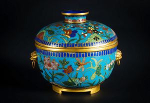 ARTE GIAPPONESE - 'Coppa e coperchio in metallo cloisonn decorata con tralci e farfalle Giappone, XIX secolo '
