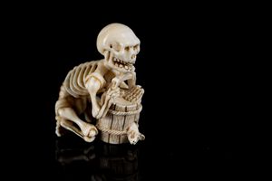 ARTE GIAPPONESE - 'Netsuke  raffigurante uno scheletro appoggiato su una botte Giappone, XIX secolo '