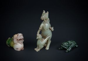 Arte Cinese - 'Gruppo di tre intagli in giada raffiguranti animali mitologici Cina, XX secolo '