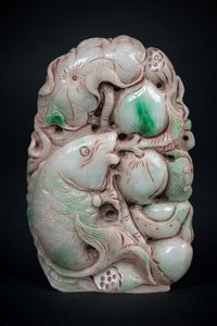Arte Cinese - 'Gruppo in giada screziata verde mela raffigurante un pesce tra fiori e frutti Cina, XIX secolo '