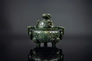 Arte Cinese - 'Incensiere tripode e coperchio in giada spinacio finemente intagliata Cina, XVIII- XIX secolo'