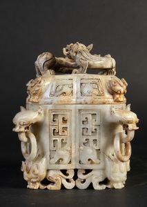 Arte Cinese - 'Massiccio contenitore con coperchio in giada bianca e russet decorato con animali aggettanti in stile arcaico Cina, XIX secolo '