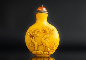 Arte Cinese - 'Una tabacchiera in vetro di pechino giallo raffigurante pino cinese ed uccello in rilievo Cina, dinastia Qing, XIX secolo '