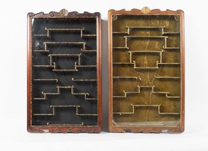 Arte Cinese - 'Coppia di vetrine in legno duroCina, XIX secolo '