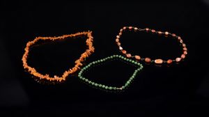 Arte Cinese - Tre collane in ambra, giada e corniola
