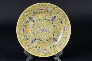 Arte Cinese - 'Piatto in porcellana decorato con tralci vegetali su sfondo giallo Cina, XX secolo '