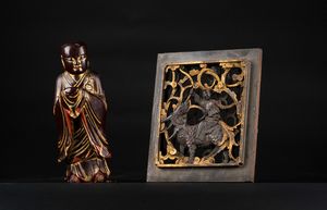 Arte Cinese - 'Lotto composto da due oggetti in legno laccato: un pannello intagliato ed una figura raffigurante un monaco Cina, dinastia Qing, XIX secolo'