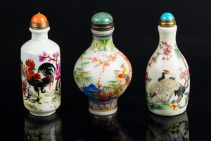 Arte Cinese - 'Due tabacchiere in porcellana dipinta ed una in vetro Cina, dinastia Qing '