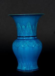 Arte Cinese - 'Vaso a balaustro turchese con decorazione vegetale incisaCina, XX secolo '