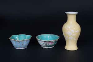 Arte Cinese - 'Lotto composto da due ciotole ed un vasetto in porcellana Cina, XIX secolo '