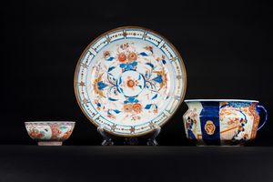 Arte Cinese - 'Lotto composto da tre porcellane a decoro Imari di diversa epoca e provenienzaCina'