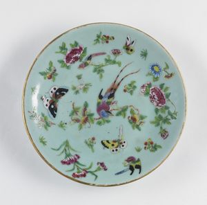 Arte Cinese - 'Piatto in ceramica decorato con farfalleCina, tardo XIX secolo'