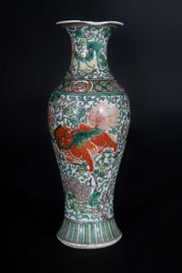Arte Cinese - 'Vaso wucai con cane di phoCina, dinastia Qing, periodo Kangxi  (r. 1661-1722)'