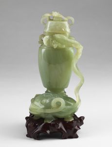 Arte Cinese - 'Intaglio in giada in forma di vaso con fiori e foglie Cina, tardo XIX-XX secolo '