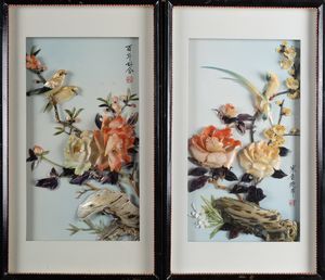Arte Cinese - 'Coppia di quadri con uccelli e peonie in madreperla e pietre dureCina, XX secolo '