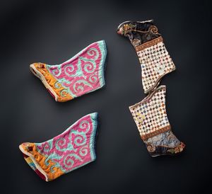 Arte Cinese - 'Coppia di scarpe da miniaturizzazione del piede Cina, tardo XIX-XX secolo '