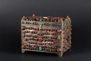Arte Himalayana - 'Bauletto in metallo sbalzato incrostato con corallo, ambra, madrepore e turchesi Tibet, inizio XX secolo '