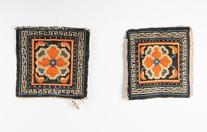 Arte Himalayana - 'Coppia di tappeti raffiguranti fiori di loto su sfondo blu Tibet, inizio XX secolo '