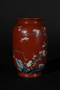 Arte Cinese - 'Vaso decorato con fiori di ciliegio su fondo rosso Cina, XX secolo '