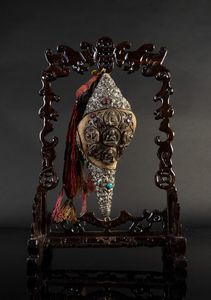Arte Himalayana - 'Trombetta buddista in conchiglia, argento sbalzato e legno XX secolo '