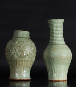 Arte Cinese - 'Lotto composto da due vasi celadon a balaustroCina, dinastia Yuan '