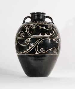 Arte Cinese - 'Vaso cizhou in ceramica incisa con pesci, ombre e ingobbiata di neroCina, dinastia Ming, XV secolo (?)'