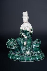 Arte Cinese - 'Figura in porcellana invetriata di verde raffigurante Manjusri su leoneCina, inizi XX secolo '