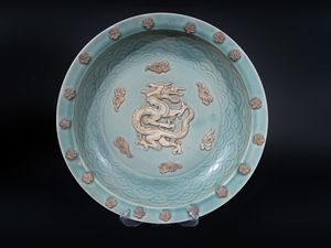 Arte Cinese - 'Grande piatto celadon con decorazione biscuit Cina, inizi XX secolo '