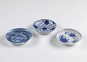Arte Cinese - 'Lotto di tre piattini bianchi e blu Cina, tarda dinastia Ming e Qing '