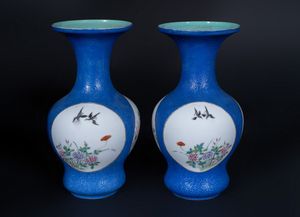 Arte Cinese - 'Coppia vasi in porcellana su sfondo blu Cina, inizio XX secolo '