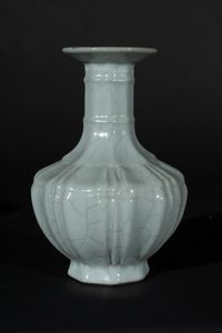 Arte Cinese - 'Vaso in porcellana con profilo ottagonale ed invetriatura guan Cina, XX secolo '