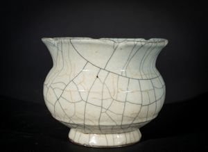Arte Cinese - 'Coppa petaliforme in porcellana con invetriatura Guan Cina, XX secolo '
