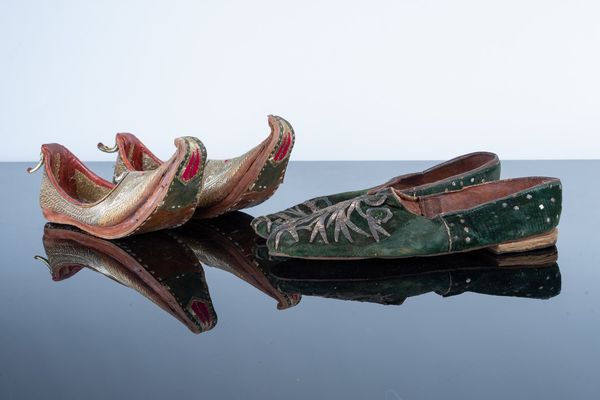 Arte Islamica : 'Due calzature maschili ottomane Turchia, XIX secolo '  - Asta ASTA 269 - ARTE ISLAMICA - Associazione Nazionale - Case d'Asta italiane